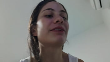 Preview 2 of Bangbross Mom Son - Juego con mi hermanastra enviandole una nota y su dildo con mi carro a control remoto pero ella se enfurece mucho y va a mi habitacion y me dice que me va a castigar para que aprenda a respetar. MIENTRAS ELLA ME LO HACE ME DA BOFETADAS Y ME HABLA SUCIO