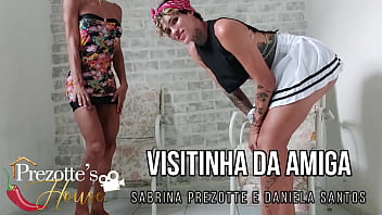 Preview 1 of Sis Bro Xxx - Venham ver,  Sabrina Prezotte a travesti do pau grande visita sua amiga Daniela Santos e faz uma putaria com ela.
