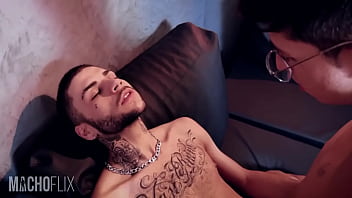 Preview 1 of Desi Village Indian Only - Sentei na cara do novinho tatuado