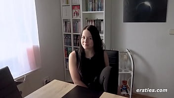 Preview 3 of Alisha Sucking - Ersties: Hotel Rezeptionistin Emma treibt es im Zimmer