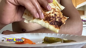 Preview 4 of Alba Yanely Parada - Estoy Aliment&aacute_ndome despu&eacute_s de masturbarme por segunda vez