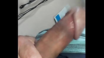 Preview 2 of Big Cock Romantic Porn - Pello...mostrando polla en el escritorio,  con rica paja y leche...