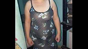 Preview 1 of Bangladesh Dhaka 3xxxxxxxxx - Se levanta su vestido de frente para mostrarnos su tanga violeta sexy