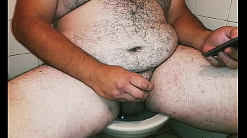 Preview 2 of Hf Acces - Gordo macho oso mira porno en el celular y se masturba