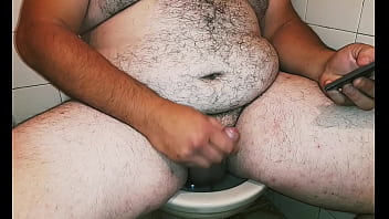 Preview 1 of Hf Acces - Gordo macho oso mira porno en el celular y se masturba