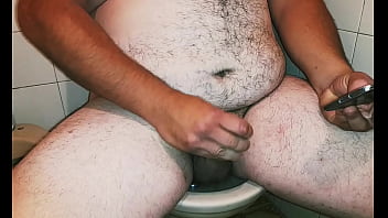 Preview 4 of Hf Acces - Gordo macho oso mira porno en el celular y se masturba
