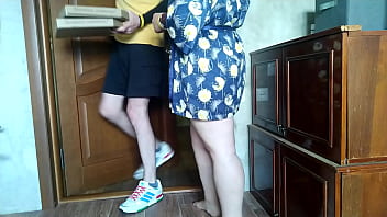 Preview 1 of Somali Girl Gona Wild - Gives a pizza delivery guy a handjob instead of a tip