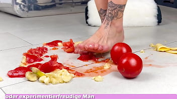 Preview 3 of Xnxxx Poen - Essen Fu&szlig_ Erotik Fetisch amateur porno mit deutscher Studentin