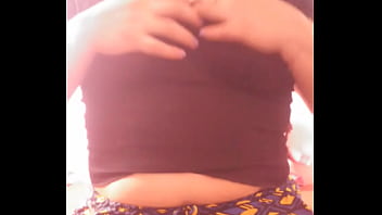 Preview 1 of Reshma Shetty Baby - Deborah rebolando de short  na cama.