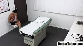 Preview 1 of Ngentot Teman Istri Sedang Tidur - Pervert doctor fucks his tall patient