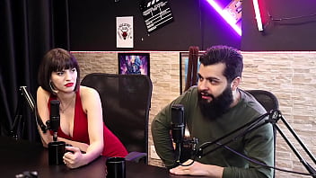 Preview 3 of Son Shape Mam Pussy - Lord Kenobi fala do chute que levou no saco para tentar entender qual &eacute_ o prazer que sentem com o Ballbusting - Lady Snow e Lord Kenobi