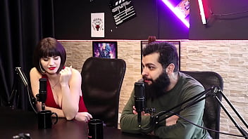 Preview 4 of Son Shape Mam Pussy - Lord Kenobi fala do chute que levou no saco para tentar entender qual &eacute_ o prazer que sentem com o Ballbusting - Lady Snow e Lord Kenobi