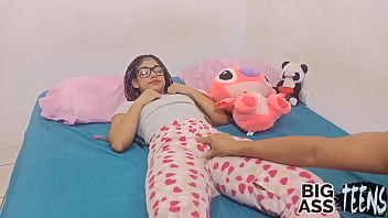 Preview 2 of Rasain Mom - Hermanastro me folla duro hasta correrme por el culo hermanastra a a hermanastra cachonda gostasa de culo grande