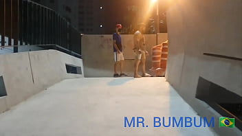 Preview 2 of Findfat Gay Bear Cub - OUSADIA NA RUA ( COMPLETO NO RED)