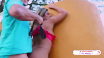 Preview 4 of Cuckolding Cheating - Marquei com meu primo na escada da pra&ccedil_a e ele me comeu l&aacute_ mesmo