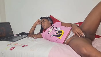 Preview 1 of Anh Qun - Depois de  assistir videos porno a safada  ficou excitada e me  chama para fuder,   Myllena Rios