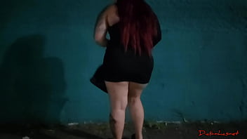 Preview 4 of Big Ass And Big Booty Fucking - Sabrina Strong se exibindo em local p&uacute_blico com seu bumbum gigante de para o tr&acirc_nsito
