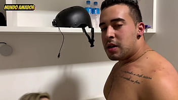 Preview 3 of Fast Twerk On Dick - Loira peituda e gostosa amadora fodendo com entregador pauzudo