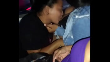 Preview 2 of Cxvxvx X - paula me hace un oral en un bus