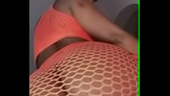 Preview 2 of Big Fussy Teen - Jolie black dance devant son ordinateur