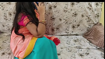 Preview 1 of Sanitary Napkin Pee - अपनी पत्नी किसी और से सेक्सी बात कर रहे देखकर पति को आया गुस्सा और पत्नी को चोदने लगा