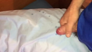 Preview 3 of Bolend Wife - Manchando la almohada de vecina
