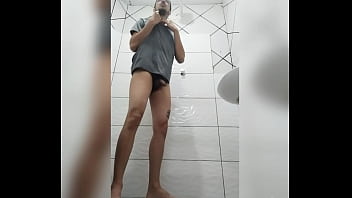 Preview 1 of Oldje Com Sex - Tomando banho na academia