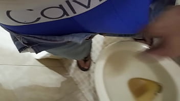 Preview 1 of Stp Mom Son Xxx Videos - Orinando en casa despu&eacute_s de levantarme