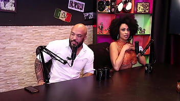 Preview 1 of Neoa Xxx - Duas gostosas fazendo stripper e explicando o significado da palavra buceta - Amanda Borges