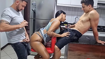 Preview 2 of Xvideoscom Chloro Party - Fui o caf&eacute_ da manh&atilde_ de dois gatos,  me comeram no balc&atilde_o da cozinha! V&iacute_deo completo