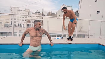 Preview 1 of Dog Pawn - BRASILEIRO XL ENCONTR&Eacute_ EN LA PISCINA DE M&Iacute_ EDIFICIO UN DADDY DELICIOSO Y ME DEJ&Oacute_ SUS MECOS EN MI AGUJERO