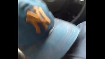 Preview 2 of Indian Xbedeo - Motorista do Uber ficou apertando o pau do meu lado e cai de boca,  ele disse que adora receber uma mamada no carro