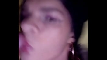 Preview 3 of Topnew 1 - Cdzinha mamando gostoso o novinho pauzudo no meio da pra&ccedil_a P&uacute_blica