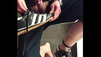 Preview 4 of Bathroom Jija Sali - Wichsen Sneakers Jeans Cum