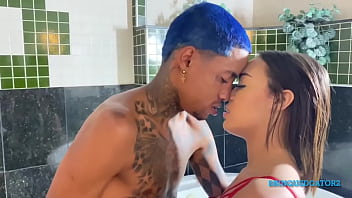 Preview 1 of Chainic Sex - Ningu&eacute_m ta puro mesmo,  novinha se empolga e dar no pelo pra Mc todo tatuado dentro da banheira !     (Completo No Red)