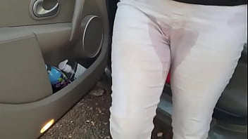 Preview 3 of Mampi Sex Video - Alice couldn&rsquo_t hold it so she pisses in the car
