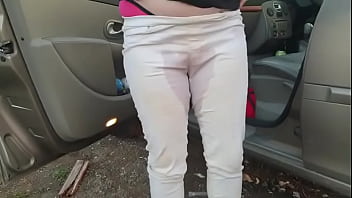 Preview 4 of Mampi Sex Video - Alice couldn&rsquo_t hold it so she pisses in the car