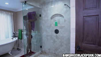 Preview 2 of Folla Sobrina - Naughty step daughter spies on her stepdad while he&#039_s in the shower cleaning his huge dick