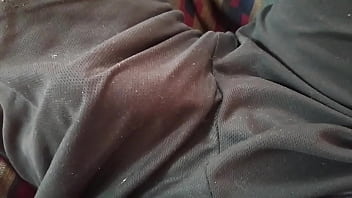 Preview 1 of Videos Bochongnangdau Com - Verga bajo el short baila