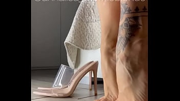 Preview 1 of Xxx Sex Amrikn 2018 - Sapete gi&agrave_ quanto io ami mostrare i miei piedi,  giocarci e indossare tacchi stupendi ?#feet #feet #heel