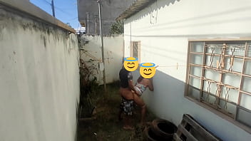 Preview 3 of Eye Cumsot - Enquanto minha madrasta estava dentro de casa eu aproveitei pra d&aacute_ escondidinho pro meu cunhado.