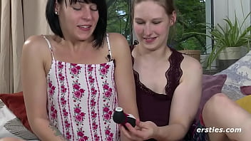 Preview 3 of Sex Girl Death - Ersties: Marie braucht und bekommt Doppelstimulierung von Freundin