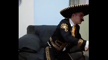 Preview 2 of Clubs Xxxvideo Hd - Practicando a ser Mariachi me puso muy caliente hasta me termine la botella de jerez