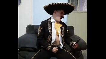 Preview 3 of Clubs Xxxvideo Hd - Practicando a ser Mariachi me puso muy caliente hasta me termine la botella de jerez