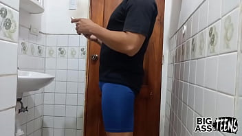 Preview 1 of Skeb X - Hermanastra me ofrece ayuda cuando me masturbo en el ba&ntilde_o me presta su co&ntilde_o apretado y su culo grande  tengo creampie en su boca