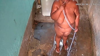 Preview 2 of Eva Lpoezzz - camera escondida grava madrasta tomando banho e exibindo no quintal