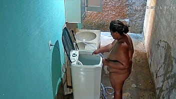 Preview 4 of Eva Lpoezzz - camera escondida grava madrasta tomando banho e exibindo no quintal