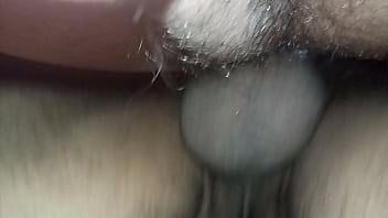 Preview 2 of Isap Payudara Teen Lesbian - Dando para o catador de recicl&aacute_veis na casa abandonada.