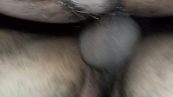 Preview 3 of Isap Payudara Teen Lesbian - Dando para o catador de recicl&aacute_veis na casa abandonada.