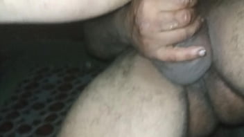Preview 1 of Isap Payudara Teen Lesbian - Dando para o catador de recicl&aacute_veis na casa abandonada.